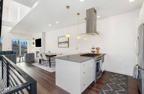 Eastlake House | Luxury End Unit Townhome with Views of Space Needle and Lake Union w/Parking!