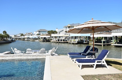 Isla Del Sol House | Luxury Galveston Waterfront Escape – Amazing Pool, Spa & Canal Views!