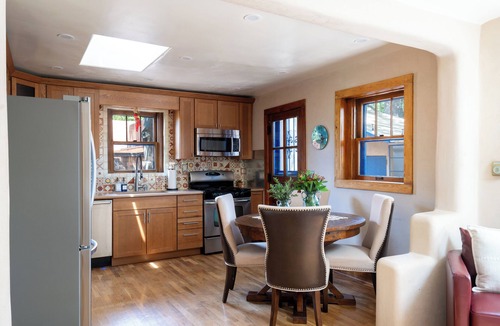 South Capitol House | Luxury Historic Home/Gardens/Walk to Town/Hot Tub/4 BR/2 Baths