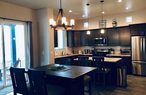 Flagstaff House | Luxury in the Pines, 5 mins to NAU, 10 mins to downtown, Dog with approval