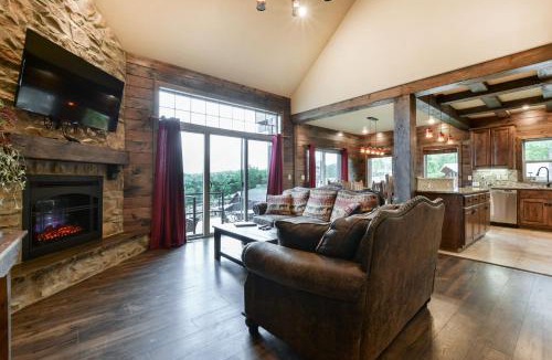 Indian Point House | Luxury Lakefront Villa HUGE POOL Kayaks 2Mi to Silver Dollar City