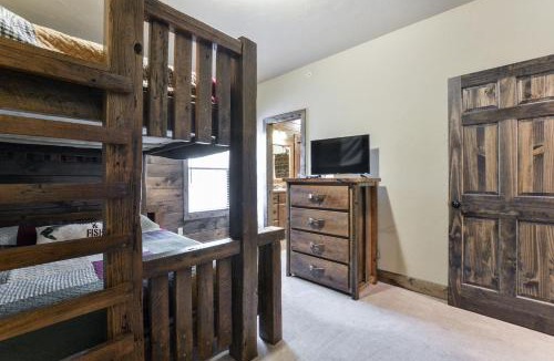 Indian Point House | Luxury Lakefront Villa MiniGolf HUGE POOL Kayaks 2Mi to SDC Dock