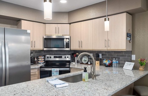 Hollister Condo | Luxury Lakeview 2 BR Condo w/Table Rock Lake View