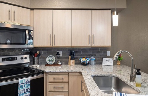 Hollister Condo | Luxury Lakeview 2 BR Condo w/Table Rock Lake View