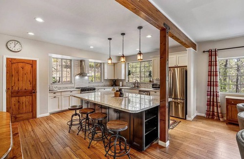 Sierra Pines Cabin | 🏆 LUXURY LODGE - SLEEPS 22 - 5,000 SQ FT - 6BD 4BA - GAME THEATER - 1.5 ACRES