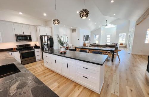 Show Low House | LUXURY MODERN FAMILY VACATION- Bison Ridge Retreat
