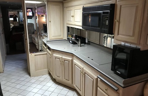 Ridge Wood Heights House | Luxury motorhome from the Monoco dynasty
