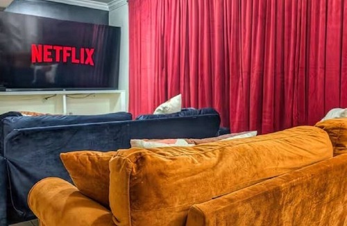Seminary Hill House | Luxury Movie Theater Home 10 mins to Washington DC