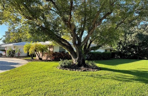 Kensington Park House | Luxury Pool Family Home Near Siesta Key/DT-3BR/2BA