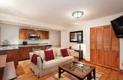 Blueberry Hill House | Luxury Private 5 Bedroom Blueberry Chalet!