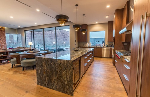 Ivins House | Luxury Service 2 King Suites & PRIVATE Pool – Sleeps 4 – Daily HK