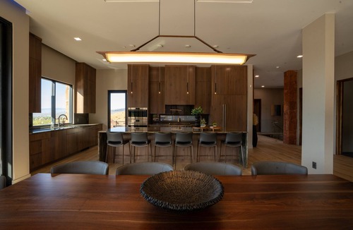 Ivins House | Luxury Service 5 Bedrooms - Sleeps 10 – Private Pool - Daily HSK