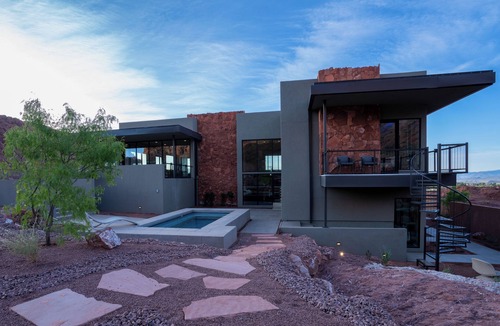 Ivins House | Luxury Service 5 Bedrooms - Sleeps 10 – Private Pool - Daily HSK