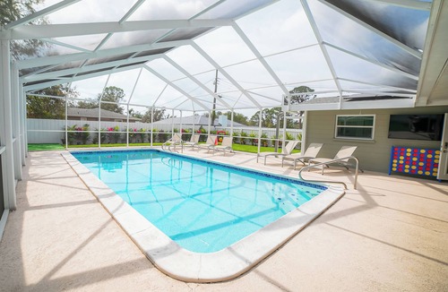 Ringling Park House | Luxury Sports Vacation Pool House-Downtown Sarasota-Pickleball/Volley/Basketball