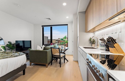 D Street - West Broadway Apartment | Luxury Studio Next to Broadway 8svt
