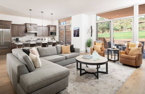 West Sedona Villa | Luxury Townhome - Exclusive guest access to a members-only golf club and resort amenities.