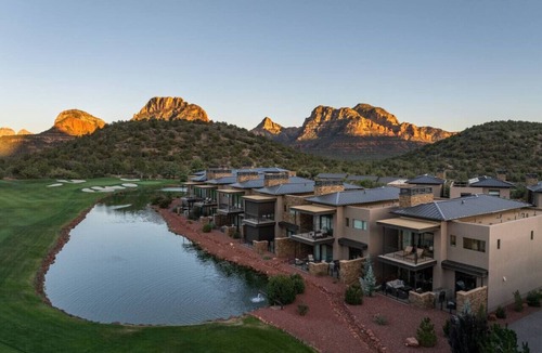 West Sedona Villa | Luxury Townhome - Exclusive guest access to a members-only golf club and resort amenities.