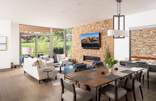 West Sedona Villa | Luxury Townhome - Exclusive guest access to a members-only golf club, pool, and resort amenities!