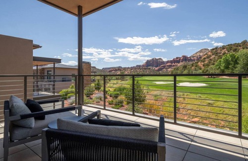 West Sedona Villa | Luxury Townhome - Exclusive guest access to a members-only golf club, pool, and resort amenities!