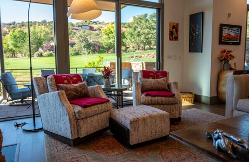 West Sedona Villa | Luxury Townhome - Exclusive guest access to a members-only golf club, pool, and resort amenities!