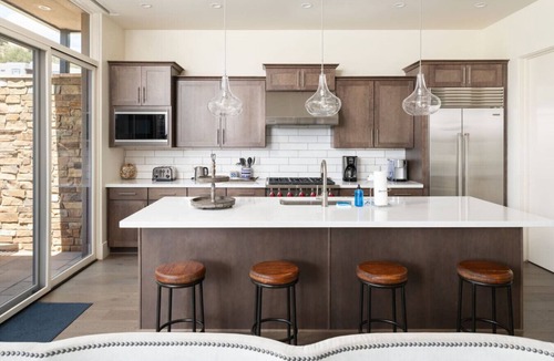 West Sedona Villa | Luxury Townhome - Exclusive guest access to a members-only golf club, pool, and resort amenities!
