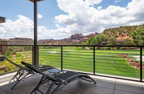 West Sedona Villa | Luxury Townhome - Exclusive guest access to a members-only golf club, pool, and resort amenities!
