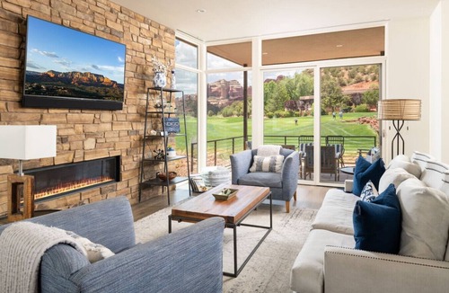 West Sedona Villa | Luxury Townhome - Exclusive guest access to a members-only golf club, pool, and resort amenities!