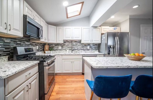 Bellevue House | Luxury Urban Oasis Free Parking Centrally Located!