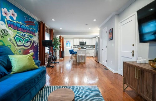 Bellevue House | Luxury Urban Oasis Free Parking Centrally Located!