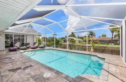 Pelican House | Luxury Villa on Freshwater Lake with Heated Pool Villa Mohave Lake Roelens Vacations