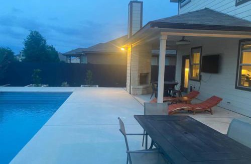 San Antonio Villa | Lxry 4 BR Bckyd, Pool, Hot Tub near attrctns (Tal.)