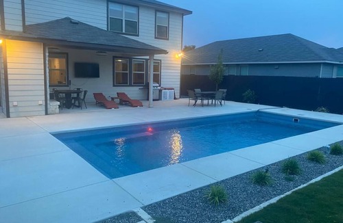 San Antonio Villa | Lxry 4 BR, Pool/Hot Tub, Huge Backyard, near Seaworld/Six Flags (Tal.)