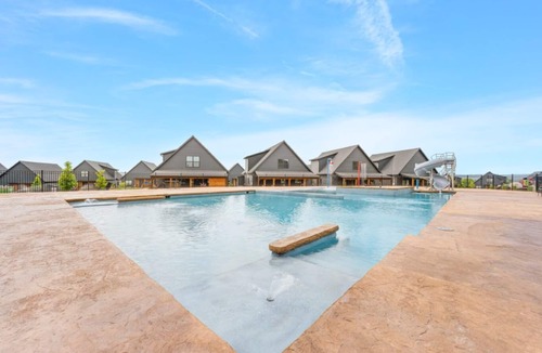 Hollister Cottage | Magnificent 7-bedroom lodge offers a luxurious retreat on Table Rock Lake!