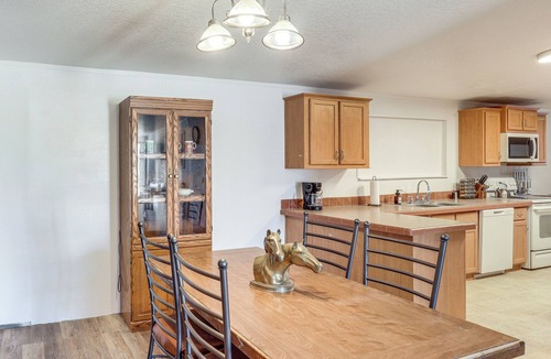 Dolan Springs Cottage | Magnolia Manor House: Desert Escape, Mtn Views