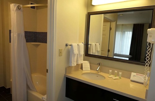 Vancouver Hotel | Make Your Trip More Enjoyable! Near Orchards Park West, Free Breakfast, Pool!