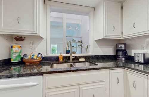 Sea Pines Condo | Marsh view Harbour Town condo with shared pool, close to shops & restaurants
