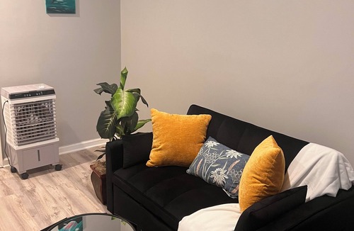 Mosher House | Marvelous 3-bedroom house in Baltimore with WiFi, AC, Smart TV. Travel Royally!