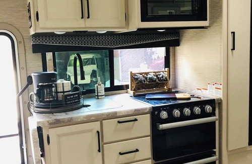 Myakka City House | Marvelous 3-bedroom Recreation Vehicle in Myakka City-Delivery Available