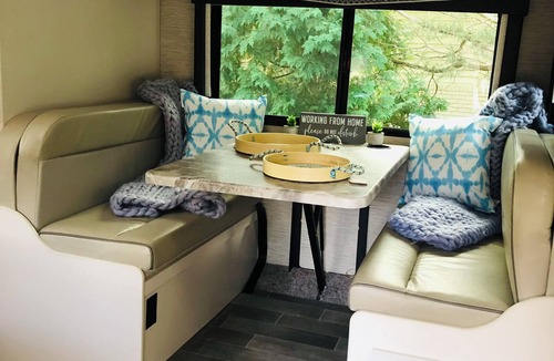 Myakka City House | Marvelous 3-bedroom Recreation Vehicle in Myakka City-Delivery Available