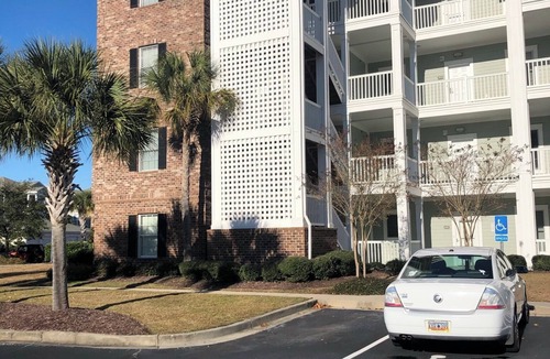 Central Myrtle Beach Condo | Massive 1st floor end unit. Luxury 3 bedroom 2 full bath open floor plan.