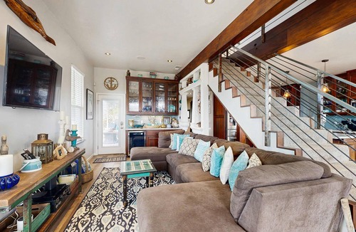 Cleone House | Mermaid Manor - Hot Tub & Steps to the Beach