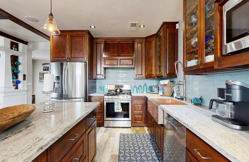 Cleone House | Mermaid Manor - Hot Tub & Steps to the Beach