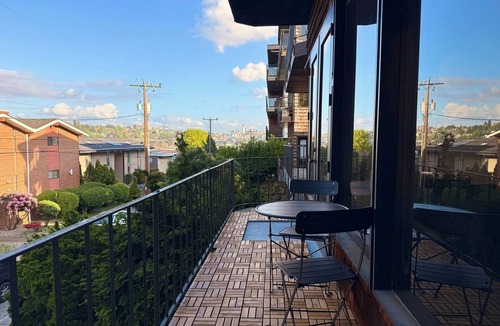East Queen Anne Apartment | Mid Century Modern 2-bedroom apartment in the heart of Seattle