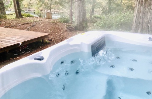 Marmot Cabin | Mid century riverfront cabin. Hot tub, Pet friendly, Riverview