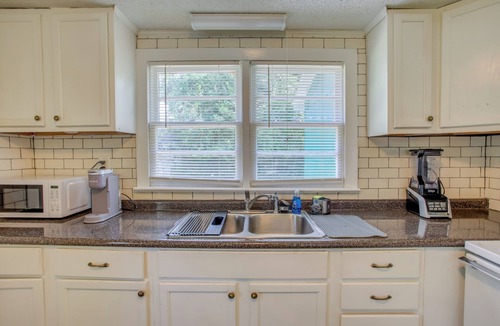 Wilmington Cottage | Mid-Century Wilmington Cottage: 3 Mi to Riverwalk