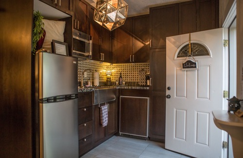 Woodlea Cottage | Midtown Detached Studio Cottage-Heated Pool & Hot Tub-Covered-Gated Parking