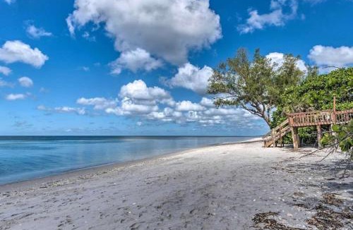 Englewood House | Miles of Private Beach-4BR Beach Access Cottage with SUPs Kyaks-Pets Ok