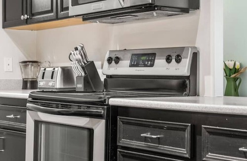 Victoria Park Apartment | Min to Saddledome | 2 Bed | Central
