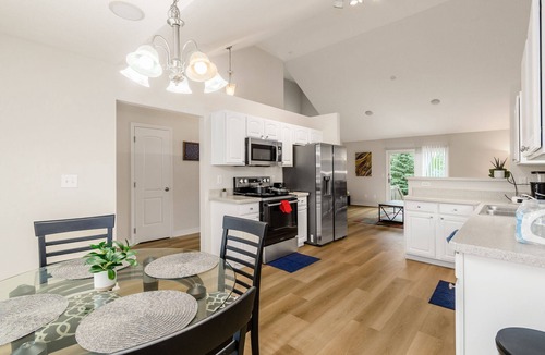 Lewis Center House | Minutes to Polaris Mall, New Stainless Steel Appliances + Flooring, Spacious 3bd