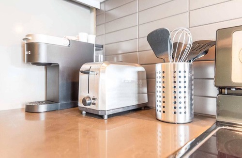 Downtown Apartment | Modern 1BR 1BA - Long Term Gym Parking Redmond DT